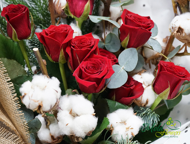 Новогодний букет из ели, хлопка, эвкалипта и красных роз Фото